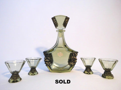 Likör Karaffe  with 4 glasses  STEFANI  Facet cut & relief moulded with decoration  DECANTER & GLASSES SET  Sudetendeutsche Wertarbeit   Sudetenland between 1918 and 1938