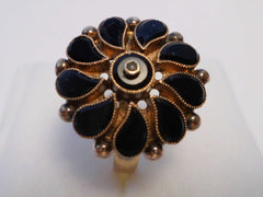 18 k Gold & Onyx Seed Pearl Ring.   Inside diameter 15,7 mm  0,618 inch