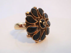 18 k Gold & Onyx Seed Pearl Ring.   Inside diameter 15,7 mm  0,618 inch