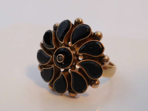 18 k Gold & Onyx Seed Pearl Ring.   Inside diameter 15,7 mm  0,618 inch